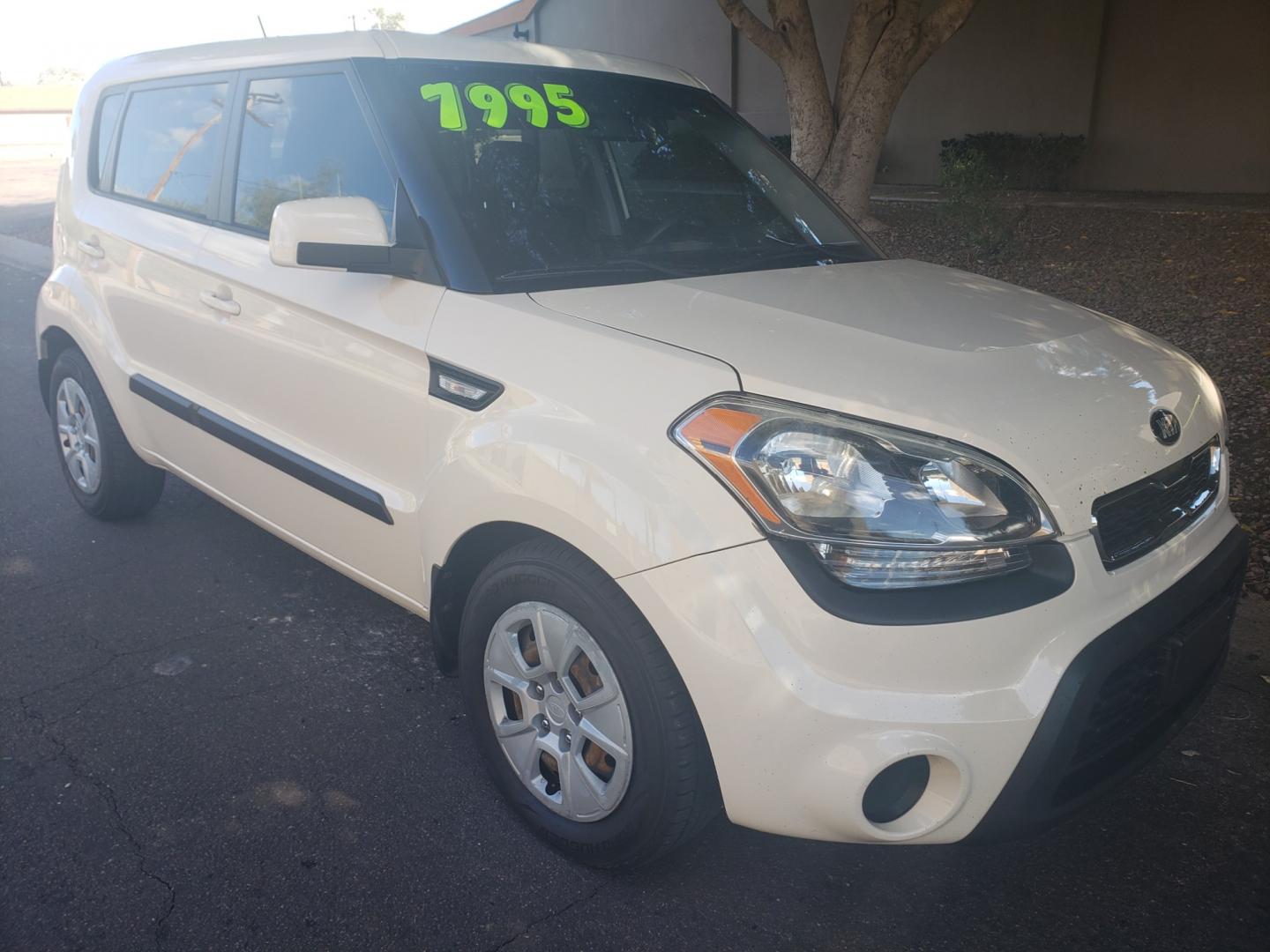 2013 WHITE /black Kia Soul base (KNDJT2A51D7) with an 1.6l i4 engine, 4-Speed Automatic transmission, located at 323 E Dunlap Ave., Phoenix, AZ, 85020, (602) 331-9000, 33.567677, -112.069000 - 2013 Kia Soul,.......EXCELLENT condition, A Real Must See!!.... Ice cold A/C, No accidents, Power everything, Stereo/cd player, Phone sync, Bluetooth, Satellite compatible, Clean black interior with black cloth seats in near perfect condition, power windows, power door locks, clean Arizona title, Ru - Photo#2
